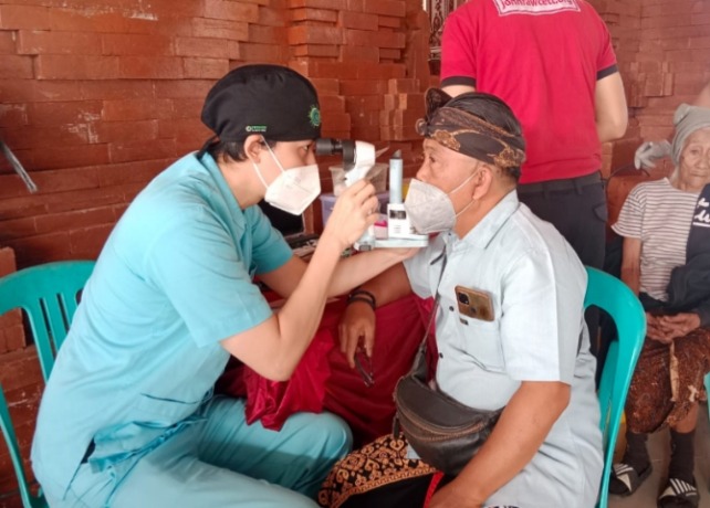 SOSIAL : Pelaksanaan pemeriksaan mata gratis yang dilaksanakan Karang Taruna Gianyar, Kamis (27/10). (istimewa)