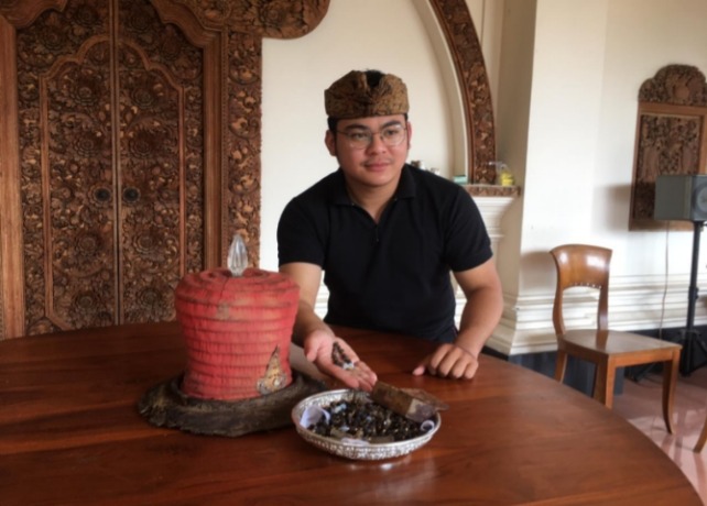 TAK SENGAJA : Ketu kuno di Puri Agung Gianyar saat diturunkan untuk diperlihatkan, Minggu (30/10). (ISTIMEWA)