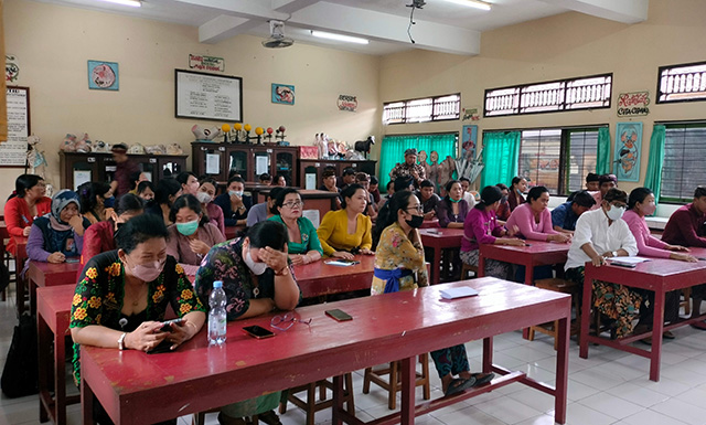 Sejumlah guru dan pegawai SMPN 5 berdialog dengan Disdikpora Denpasar pada 20 Oktober lalu.