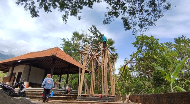 MENARA INTERNET: Pembangunan menara internet dengan bahan utama bambu di Banjar Dinas Sembung, Desa Tembok, Tejakula-Buleleng, Bali.  (DIAN SURYANTINI/BALI EXPRESS)