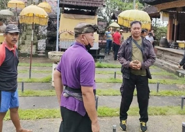 CEK: Polisi melakukan pengecekan di Pura Dalem Jati setelah terjadi pencurian lagi. (ISTIMEWA)