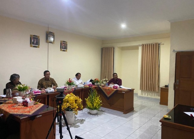 Ketua Panitia Seleksi, Dewa Alit Gede Mudiarta saat mengumumkan tiga besar hasil seleksi terbuka jabatan. (ISTIMEWA)