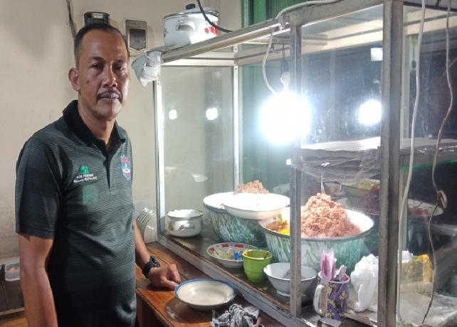 I Nengah Rahmandi, 53, salah satu pemilik Warung Nasi Angin di di Jalan Raya Denpasar Gilimanuk, tepatnya di Desa Sembung Merangi, Kecamatan Kerambitan Kabupaten Tabanan. (KUSUMA YONI/BALI EXPRESS)
