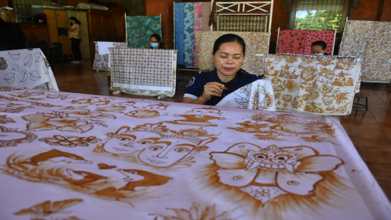 BATIK : Proses pembuatan batik tulis yang membutuhkan skill serta prosesnya yang lama. Agung Bayu/Bali Express
