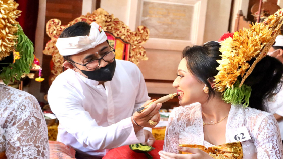 SANGGING : Wali Kota Denpasar IGN Jaya Negara jadi sangging dalam upacara Matatah massal Banjar Betngandang, Desa Sanur Kauh, Kota Denpasar, Jumat (29/7) lalu.