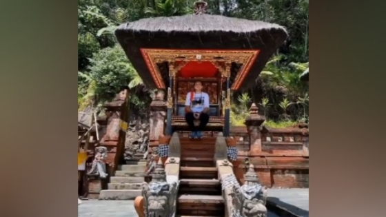 NODAI KESUCIAN PURA : Salah satu wisman yang duduk di atas salah satu Palinggih Pura Teratai Bang Bedugul, Tabanan. Ist
