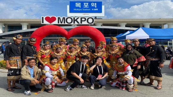 BERPOSE: Para seniman Sanggar Santhi Budaya yang mengikuti Cheonan International Dance Festival berpose usai menampilkan tiga buah garapan seni di Korea Selatan. Dokumentasi Sanggar Santhi Budaya/Bali Express