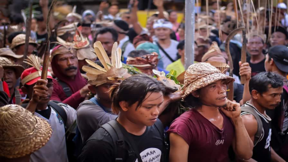 MABOROS : Krama Desa Adat Busungbiu saat berburu I Bulu Pangi, Jumat (7/10) lalu. Ist