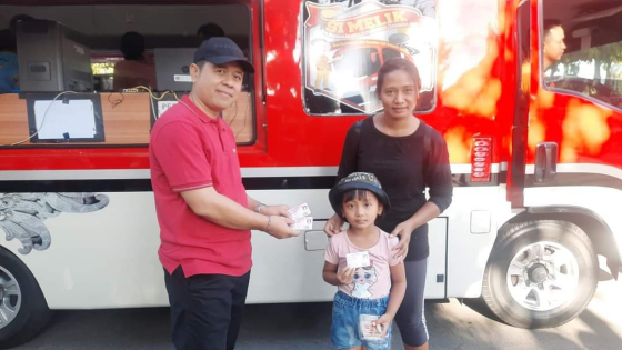 KIA : Proses pembuatan KIA di Taman Kota Singaraja saat Car Free Day. Dian Suryantini/Bali Express