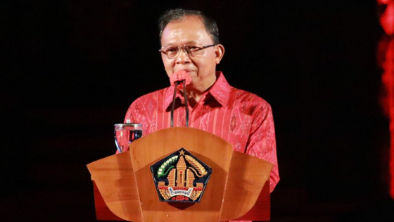 FESTIVAL : Gubernur Bali Wayan Koster membuka Festival Seni Bali Jani IV di di Panggung Terbuka Ardha Candra Art Center, Denpasar, Minggu malam (9/10).Humas Pemprov Bali For Bali Express