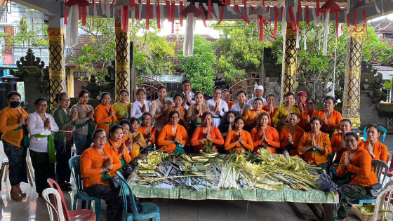 BANTEN : Ibu-ibu di Banjar Yang Batu Kauh, Desa Dangin Puri Klod saat berlatih membuat banten otonan beberapa waktu lalu. Ist