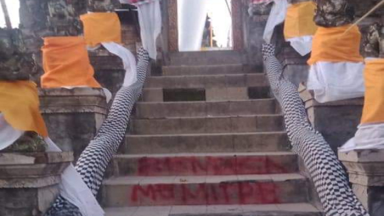 AKSI : Aksi vandalisme yang ada di pura di Desa Sudaji yang menuding oknum Bendesa yang dituduh berselingkuh.  Ist