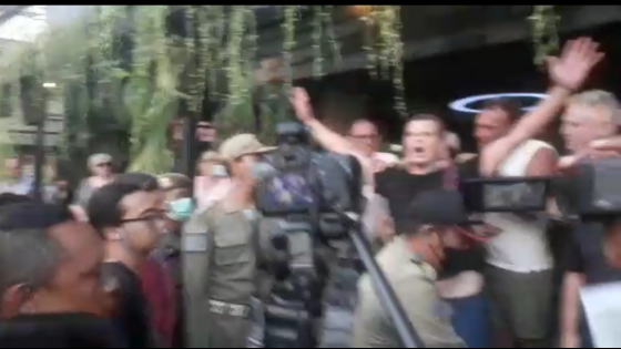 RIBUT: Oknum bule yang sempat memicu keributan di monumen Ground Zero Kuta saat acara peringatan Bom Bali. Ist