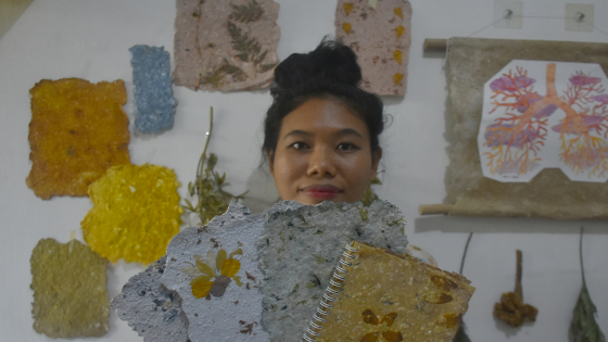 KREATIF : Kadek Novi menunjukan hasil kreatifnya, membuat olahan kertas bekas menjadi karya seni. Agung Bayu/Bali Express