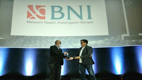 AWARD : Editor in Chief Marketeers Sigit Kurniawan dan General Manager Divisi Solusi Wholesale BNI Indra Gunawan dalam Marketeers Editor’s Choice Award 2022 di Jakarta, Rabu (12/10/2022).  BNI memenangkan Award Seamless Financial Platform of the Year. BNI