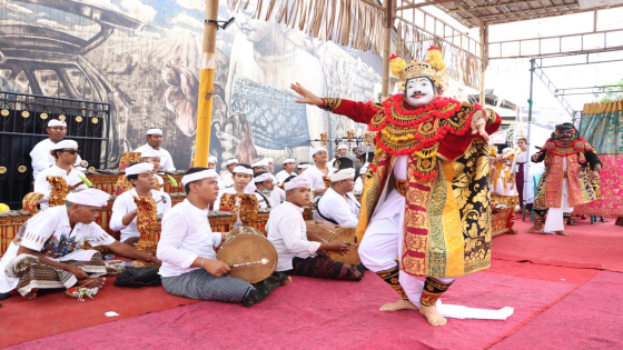MASOLAH: Walikota Denpasar IGN Jaya Negara masolah Topeng Arsa Wijaya saat upacara Ngenteg Linggih di Banjar Tampak Gangsul, beberapa waktu lalu.  Ist  