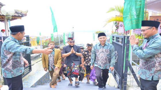 MASJID : Ketua DPRD Provinsi Bali, I Nyoman Adi Wiryatama menghadiri acara Maselametan dan Ulang Tahun ke-95 Masjid Besar Al Hidayah Bedugul, Minggu (16/10). Ist