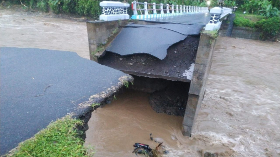 PUTUS : Salah satu jembatan yang putus akibat tergerus banjir bandang, Senin (17/10). Ist
