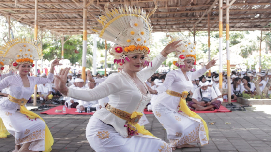 REJANG : Tarian Rejang Saluang, salah satu tari wali yang mengiringi puncak Ngenteg Linggih di Pura Agung Mpu Kuturan, Singaraja, Sabtu (22/10). I Putu Mardika/Bali Express.