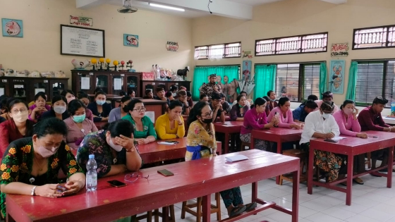 DIALOG: Sejumlah guru dan pegawai SMPN 5 berdialog dengan Disdikpora Denpasar pada 20 Oktober lalu. Agung Bayu/Bali Express