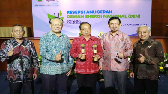 TERIMA PENGHARGAAN: Gubernur Bali Wayan Koster saat menerima penghargaan DEN di Jakarta, Jumat (21/10). Humas Pemprov Bali for Bali Express
