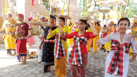 NYENUK : Upacara Nyenuk yang digelar di areal Pura Agung Mpu Kuturan usai Ngenteg Linggih,  Selasa (25/10). I Putu Mardika/Bali Express.