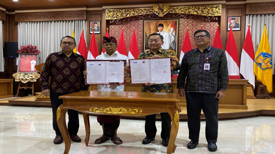 BCA-PEMPROV BALI : Gubernur Bali Wayan Koster (kedua dari kiri), Direktur BCA Santoso (kedua dari kanan) menandatangani Perjanjian Kerja Sama Fasilitas BCA E-Commerce Payment Gateway dengan Pemerintah Provinsi Bali, Kamis (27/10) di Renon, Denpasar.