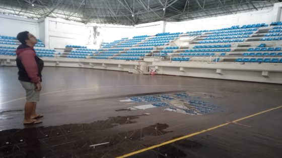 MEMPRIHATINKAN: Kondisi lapangan GOR Lila Bhuana bocor di banyak titik, padahal  akan menjadi venue pertandingan futsal Porprov Bali XV/2022. Krisna Pradipta/Bali Express