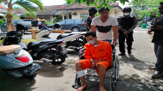 TERTUNDUK: Nova hanya bisa tertunduk lesu di kursi roda dengan kaki diperban saat kasusnya diungkap Polsek Densel. I Gede Paramasutha/Bali Express