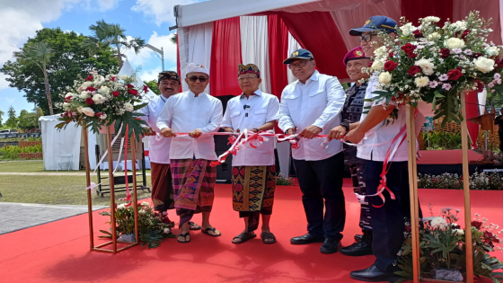 RESMI : Walikota Jaya Negara mendampingi Gubernur Koster dan pejabat lainnya saat meresmikan Embung Sanur, Minggu (30/10). Humas Pemkot for Bali Expres