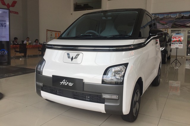 RAMAH LINGKUNGAN: Wuling Kumala terus mendukung kendaraan ramah lingkungan dengan memperkenalkan Wuling Air EV. (PUTU RESA KERTAWEDANGGA/BALI EXPRESS)