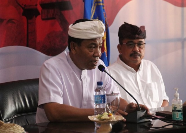 Pj Bupati Buleleng Ketut Lihadnyana usai rapat pembahasan penenggelaman Eks Kapal Perang KRI Ki Hajar Dewantara. (DIAN SURYANTINI/BALI EXPRESS)