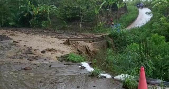 LUMPUR: Kondisi lelehan lumpur dari galian proyek jalan baru di kawasan Gitgit. Kini sudah dibersihkan dan bisa dilalui kendaraan. (ISTIMEWA)