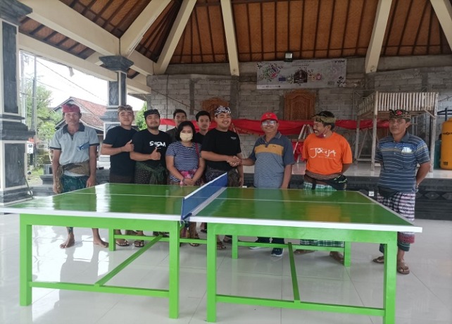 BANTUAN : Anggota Dewan I Nyoman Sukirta menyerahkan Meja Pingpong kepada Shaba Yowana Satria Mandala Dusun Sema Agung, Minggu (9/10). (DEWA RASTANA/BALI EXPRESS)