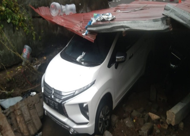 ROBOH : Kondisi kendaraan yang tertimpa garase roboh. (ISTIMEWA)
