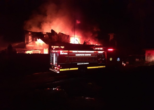 SI JAGO MERAH : Pabrik dupa PT. Supadupa Spice di Banjar Tarukan Kaja, Desa Pejeng Kaja, Kecamatan Tampaksiring, Gianyar, terbakar Senin malam (17/10) sekitar pukul 22.00 WITA. (ISTIMEWA)