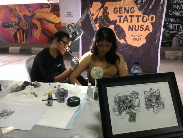 TATO FEST : Salah satu seniman tato sedang mentato salah satu modelnya, Sabtu (29/10). (Bayu Sastranegari/Bali Express)