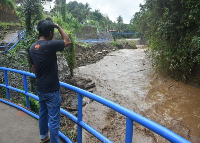 STOP PRODUKSI : Air Sungai Ayung keruh dan bercampur lumpur sehingga produksi air bersih di stop sementara oleh PDAM Denpasar. (AGUNG BAYU/BALI EXPRESS)