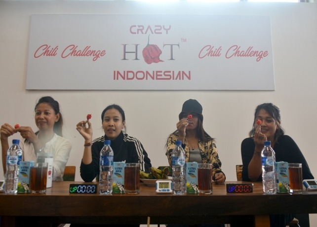 TANTANGAN : Lomba makan cabai terpedas di Restoran Crazy Hot Indonesia di Jl. Sunset Road No.108, Kuta, Jumat (14/10). (AGUNG BAYU/BALI EXPRESS)