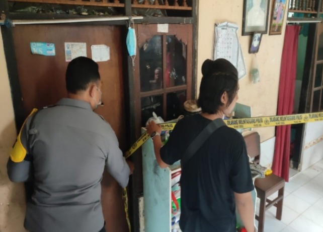 GANTUNG DIRI: Jajaran Polsek Bebandem melakukan evakuasi korban gantung diri, pada Selasa (2/11). (ISTIMEWA)