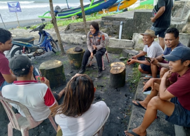TERBALIK : Tiga nelayan di pantai Pasut hampir tenggelam setelah jukungnya terbalik di jarak 12 mil dari daratan pantai Pasut. (Istimewa)
