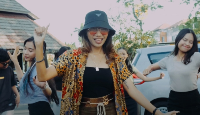 CARE BEBEK: Potongan video klip lagu Care Bebek.
