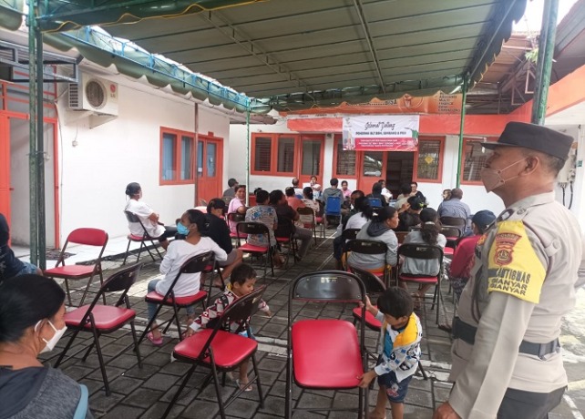 DISALURKAN : Warga mendatangi Kantor Pos Gianyar untuk mencairkan bantuan, Rabu (23/11). (DEWA RASTANA/BALI EXPRESS)