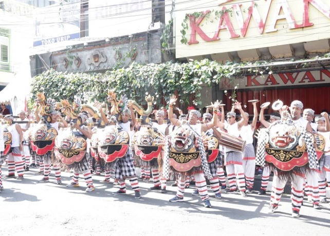 PARADE : Sejumlah kesenian yang memeriahkan Parade Budaya Nusantara dalam rangka Perayaan HUT Kota Tabanan ke 529, Minggu (27/11). (KUSUMA YONI/BALI EXPRESS)