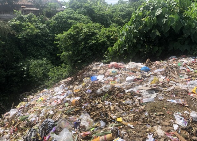 SAMPAH: Sampah yang didapat dari warga Desa Banjarangkan, Banjarangkan dibuang ke Pangkung Klamba. (I WAYAN ADI PRABAWA/BALI EXPRESS)
