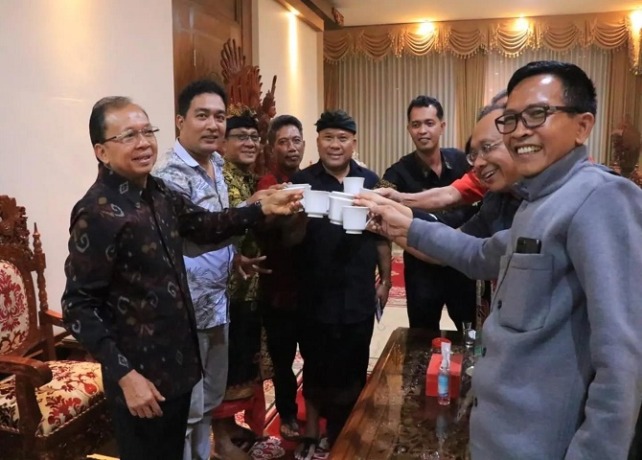 BERTEMU: Sejumlah Kader PDIP Badung saat bertemu dengan Gubernur Bali Wayan Koster. (ISTIMEWA)