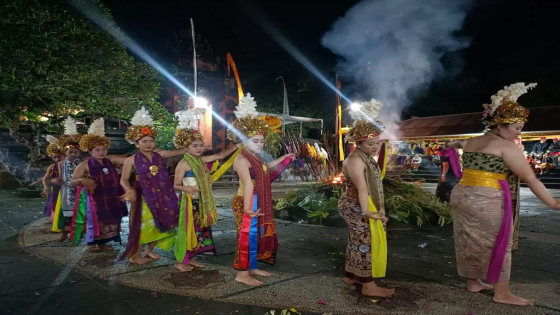 TARI SAKRAL : Pementasan Tari Rejang Ngunde pada Karya Agung Mewayon di Pura Desa Cempaga. I Putu Mardika/Bali Express