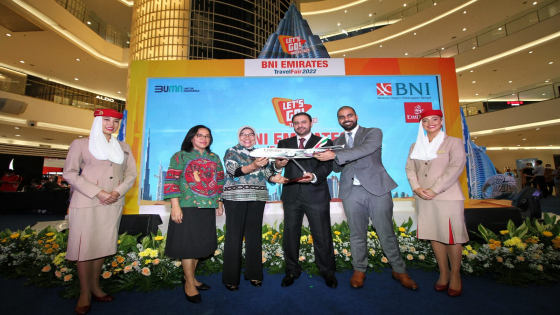 BNI -EMIRATES : BNI-Emirates Travel Fair Bertabur Promo. Dari kiri-kanan, General Manager Card Business Divison BNI Grace Situmeang, Direktur Consumer Banking BNI Corina Leyla Karnalies bersama SVP Commercial Operations Far East Emirates Airlines Orhan Ab