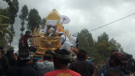 NGABEN: Upacara Ngaben di Desa Adat Pinggan, Kecamatan Kintamani, Bangli belum lama ini. Dalam upacara itu ada tradisi ngemaling nasi.