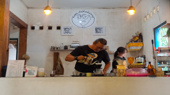 SEDERHANA : Suasana kedai Kopi Kakiang 40 di Kelurahan Banyuasri, Buleleng. Dian suryantini/Bali Express